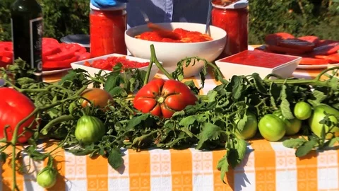 TABLE WITH BIG TOMATOES ON A SUNNY DAY IN COUNTRYSIDE - ZOOM IN Stockbeeldmateriaal 81216887