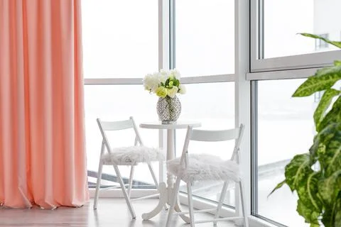 Table in a cafe near the window with panoramic view. 库存照片