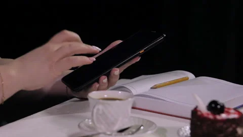 At a table in a cafe women's hands are working on the tablet Vidéo 107938668