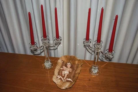 Table with candlesticks and doll representing Jesus Christ in São Paulo. Stock-Fotos