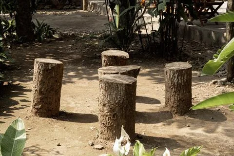 A table with chairs set outdoors on grassy ground. The table is created fro.. 스톡 사진