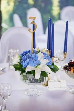 Table with a classic design. With a composition in a high vase with hydrangeas Foto stock