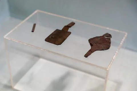 A table with a clear plastic case on it. in Chennai Stock-Fotos