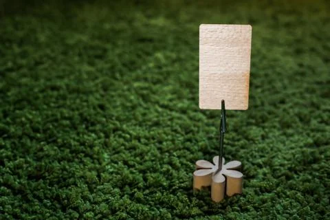 Table clip card note holder with wooden flower and a blank card with copyspace Stock Photos