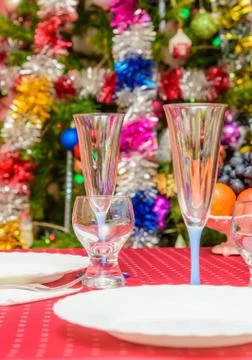 Table covered tablecloth background dressed up Christmas tree Foto stock