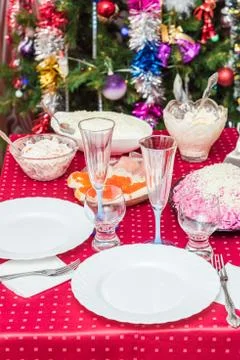 Table covered tablecloth background dressed up Christmas tree Foto stock
