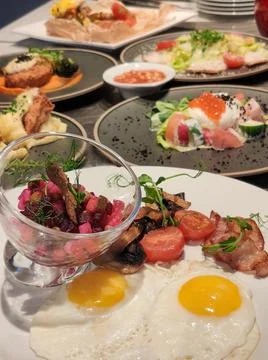 Table dans le restaurant avec beaucoup de plats, petit d jeuner, salade, d Stock Photos