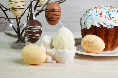 The table is decorated with Easter decorations: colorful eggs, a candle, an.. Stockfoto's