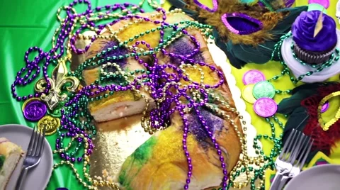 Table decorated for Mardi Gras party. Vídeos de archivo 48523736