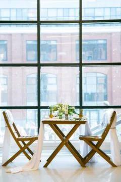 Table decorated with plates, pineapples, candles and flowers, green and white Stockfoto's