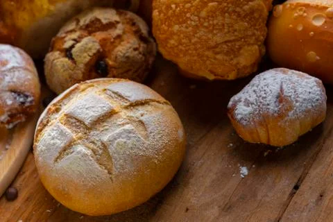 Table decorated with various artisan breads produced with studio light. Foto stock
