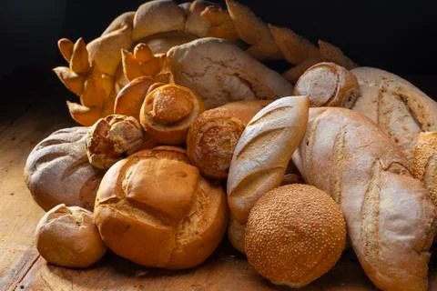 Table decorated with various artisan breads produced with studio light. Foto stock