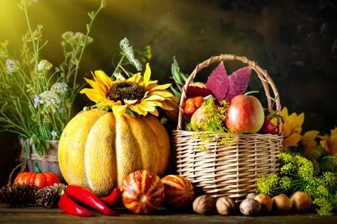 The table, decorated with vegetables and fruits. Harvest Festival. Happy Than Foto stock
