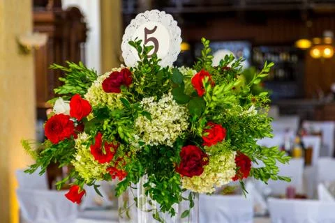 Table decoration with flowers. Table number 5 Foto stock