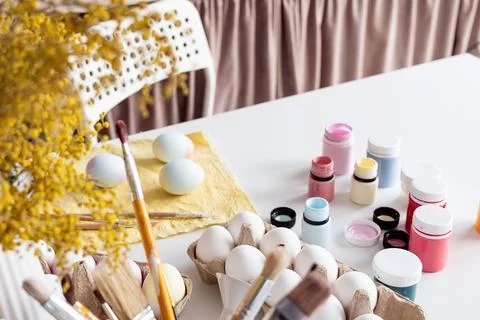 Table with easter colored eggs and paints Foto stock