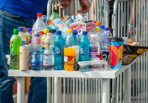 Table filled with many plastic bottles Foto stock