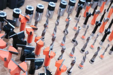 Table full of different sized drill bits. The drill bits are of various sizes Foto stock