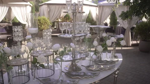 A table full of glasses and flowers, creating a beautiful display for the event Vidéo 265575307