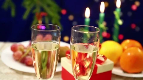 On the table with gifts there are two glasses with champagne on the New Year' 库存影片 82326043