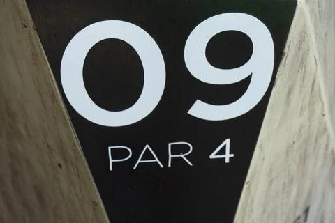 Table golf game with text " 09 par 4". Fotos de archivo