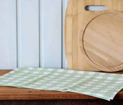 Table with Green Tablecloth, White Wall Texture Background, Empty Kitchen Room Foto stock