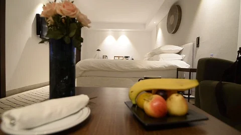 Table in a hotel room Vídeo Stock 105223163