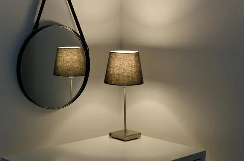 Table lamp reflected in the mirror Foto stock