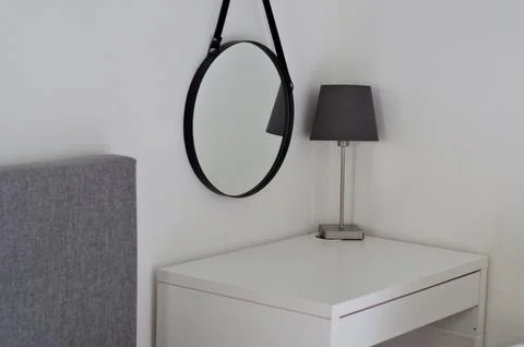 Table lamp reflected in the mirror Foto stock