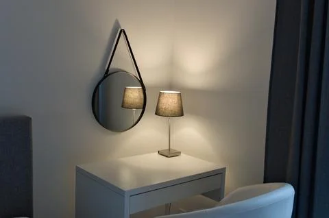 Table lamp reflected in the mirror Foto stock