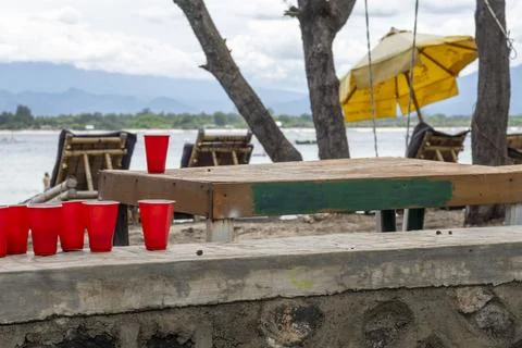 Table with a lot of red plastic cups on it Stock-Fotos