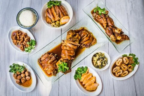 A table of many braised pork part dishes chopped and served up Foto stock