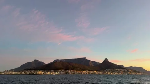 Table Mountain above Cape Town's coastal skyline in warm light Vidéo 348252274