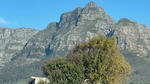 Table Mountain and Devil’s Peak, great for Cape Town B Roll. 動画素材 343816653