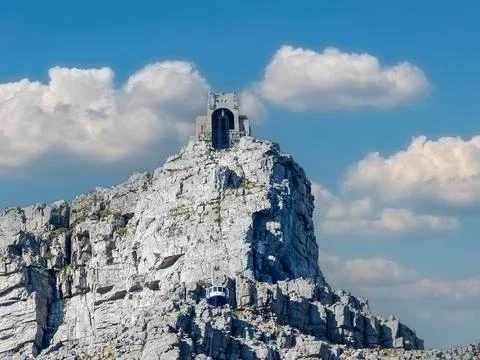 Table Mountain with cable car rising to station at top Stockfoto's