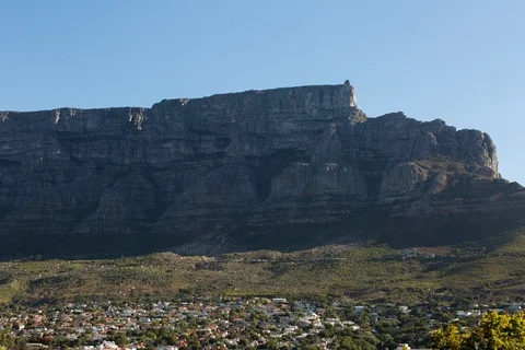 Table Mountain casting a shadow over Cape Town as sun sets, time-lapse video Stock Footage 95243128