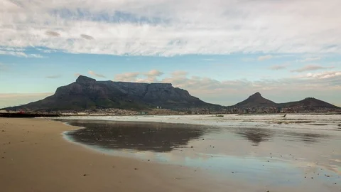 Table Mountain Lions Head from Lagoon Beach Milnerton Cape Town South Africa 库存影片 124189119