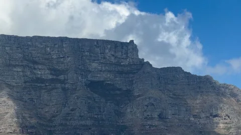 Table Mountain on a partly cloudy Day in Cape Town, South Africa. Stockbeeldmateriaal 328873622