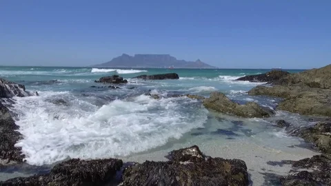 Table Mountain with rocky wave pool in foreground Vídeos de archivo 123414808