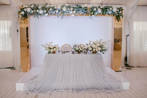 Table for newlyweds with flowers Foto stock