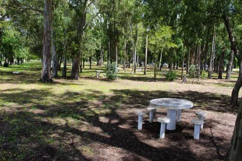 A table in the park, a space for socializing. Park in Beja, Portugal. Foto stock