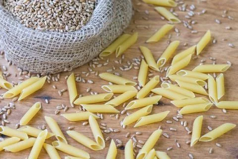 On the table, the paste is scattered on the wooden surface. Stock-Fotos