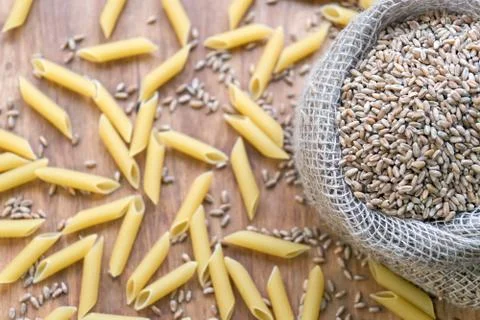 On the table, the paste is scattered on the wooden surface. Foto stock