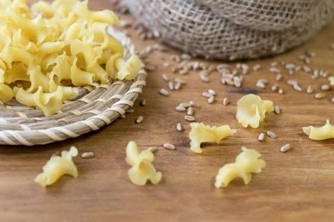 On the table, the paste is scattered on the wooden surface. Stock-Fotos