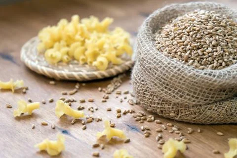 On the table, the paste is scattered on the wooden surface. Foto stock