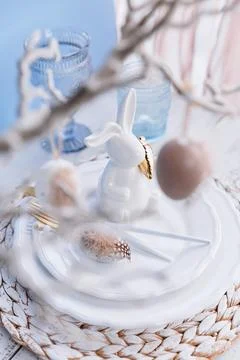 Table place setting with bunny figure and eggs Foto stock