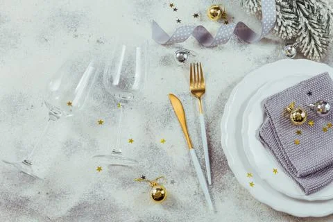 Table place setting with holidays decoration. Cutlery, Christmas gift, fir br Foto stock