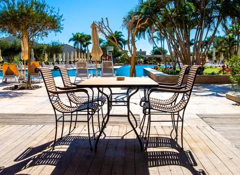 A table in the pool bar next to the hotel Foto stock