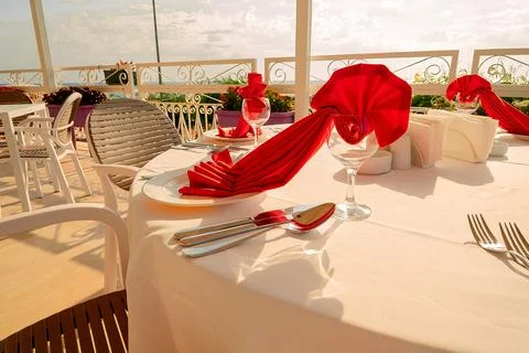 Table is prepared for dinner with elegant napkins and utensils. The sea and s Foto stock