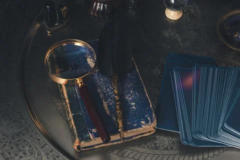 Table prepared for a tarot card reading. Mystery and futurology night. Foto stock