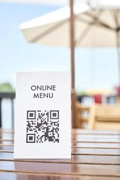 Table with a QR code to access a restaurant digital menu Stock-Fotos